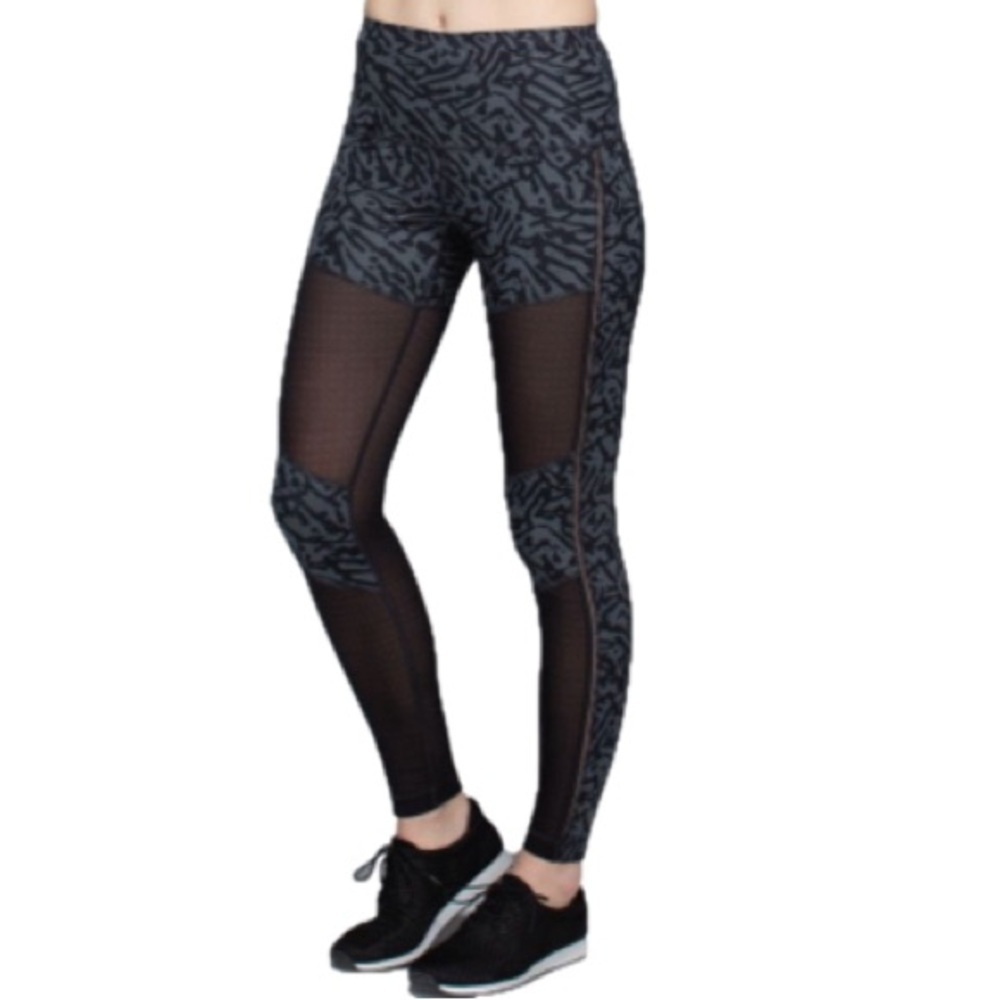 Lululemon Hot To Street Pant
Biggie Brushed Animal Coal Black / Black Size 4